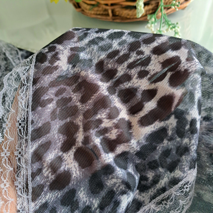 مینی اسکارف پلنگی ابعاد 70 در 70 دور توری طوسی مشکی