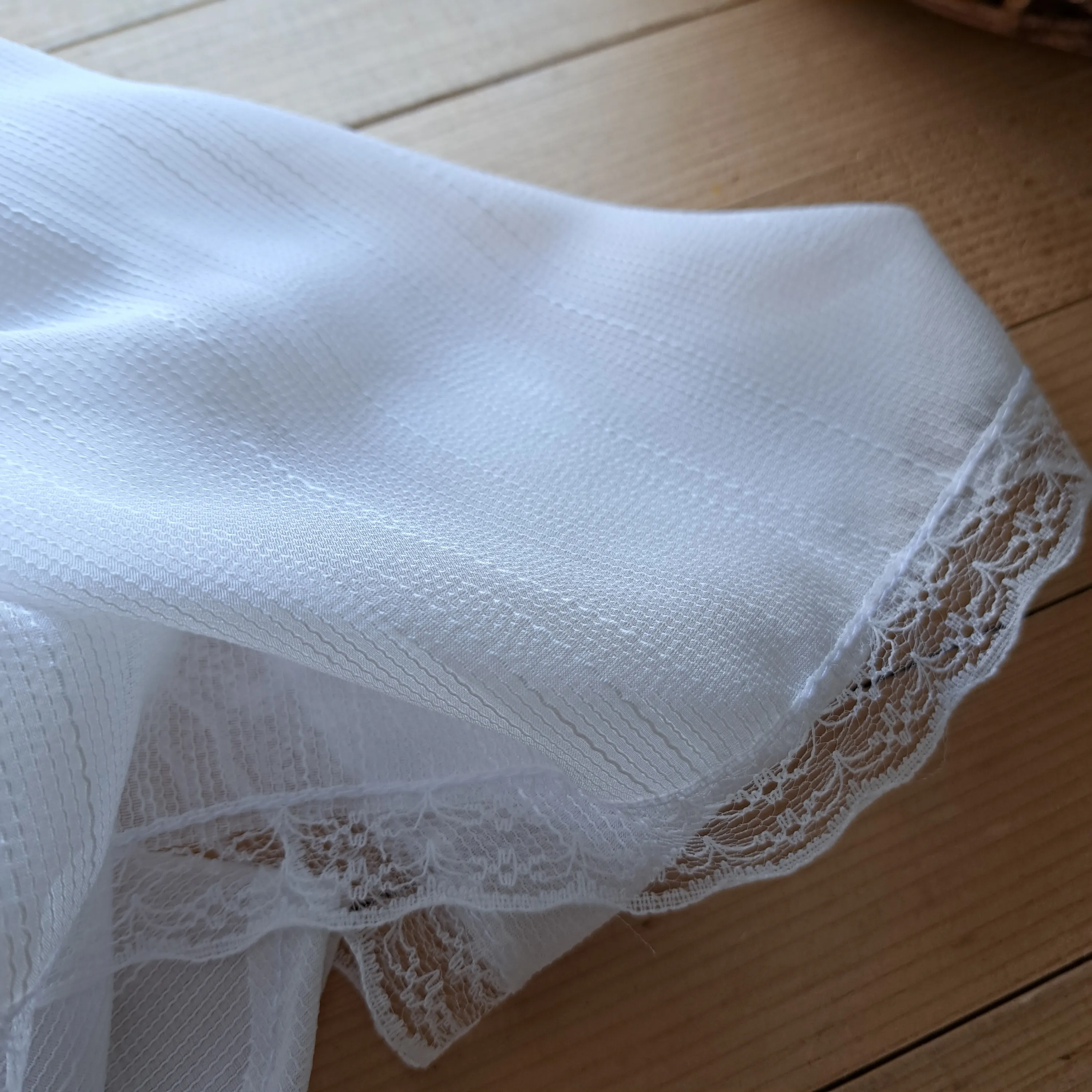 مینی اسکارف حریر ژولی سفید و مشکی ابعاد 70 در 70 در 100 حاشیه دانتل دوزی شده